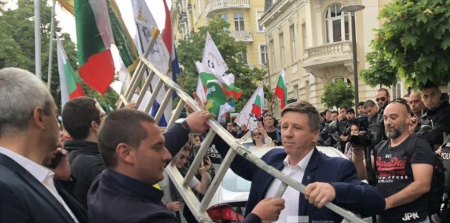 Напрежение пред столичната община Представители и симпатизанти на партия Възраждане